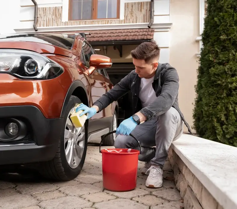 Lavage auto à domicile Sainville : professionnel intervenant sur un véhicule